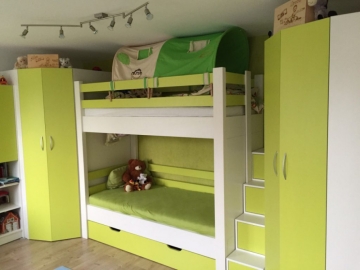 Dvojposchodová posteľ s úložným priestorom a skriňami. Materiál lamino.