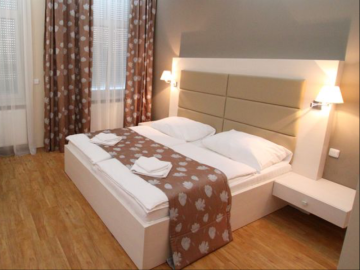 Hotelová izba s použitím materiálu lamino drásané biele s kombináciou ekokože.