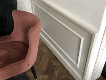 Hotelová jedáleň s obkladom múru