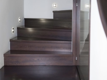 Materiál masív dub s farebnou úpravou tmavo hnedá (čokoládová)